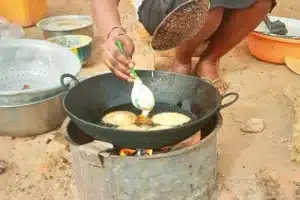 Picture of millet cake boiling in pan in oil