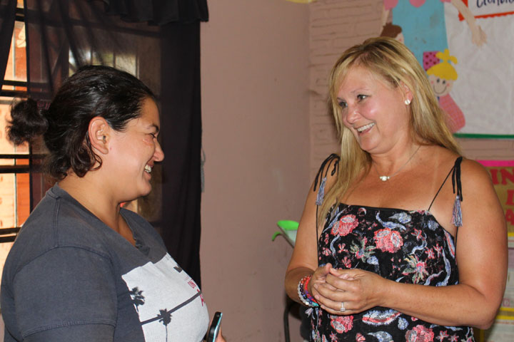 Sharon Caddy talking with one of the mothers in a reading project of CCFC program